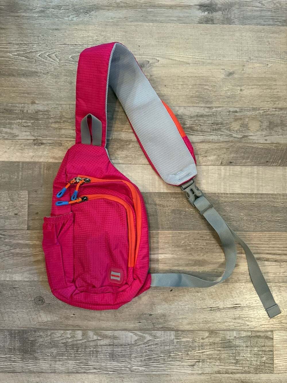 Yinglang sling chest bag in Pink